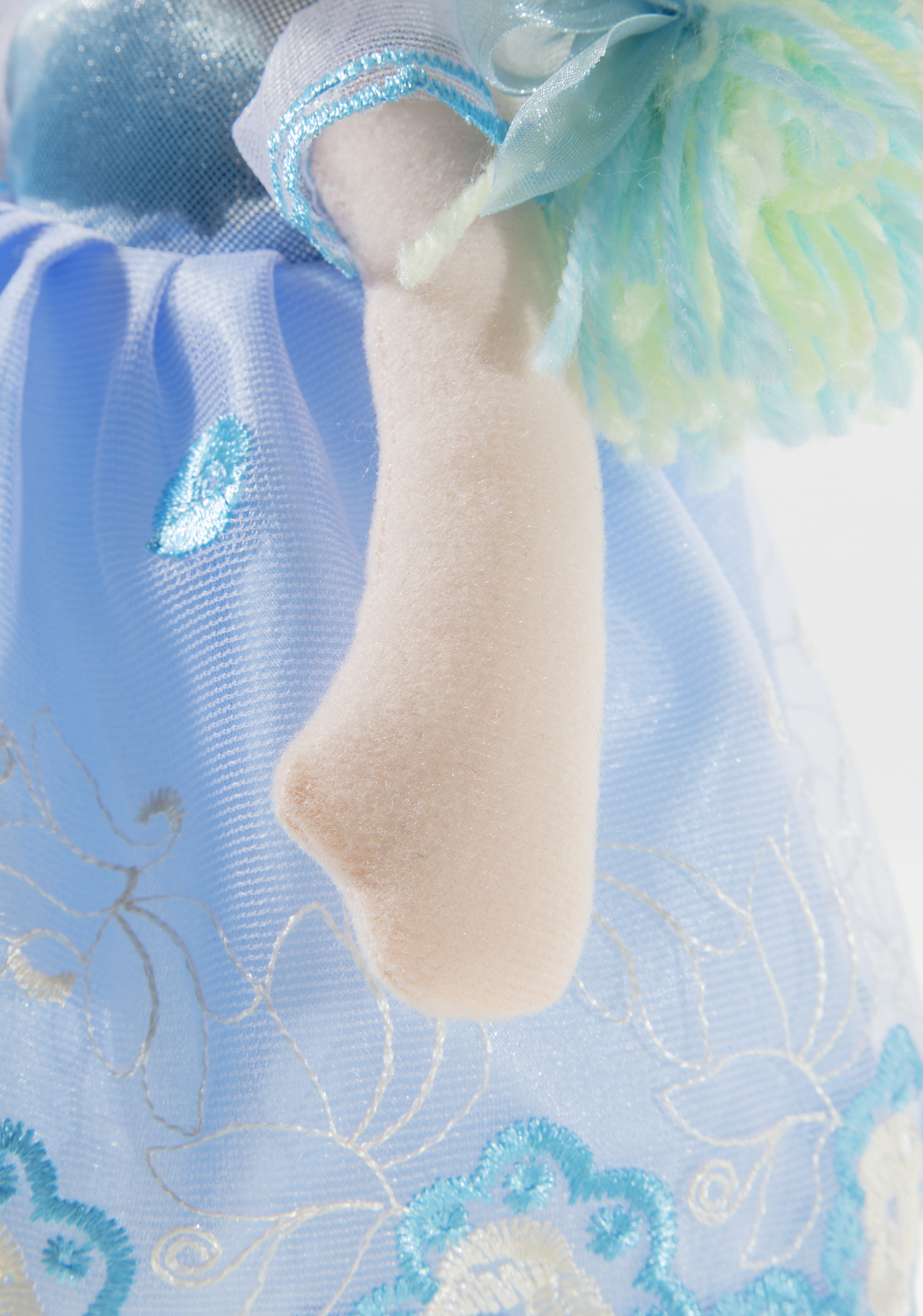 Heunec Bella-Azurri in 35cm aus der Bambola Dolce Serie mit blau-weißen Haaren Hand